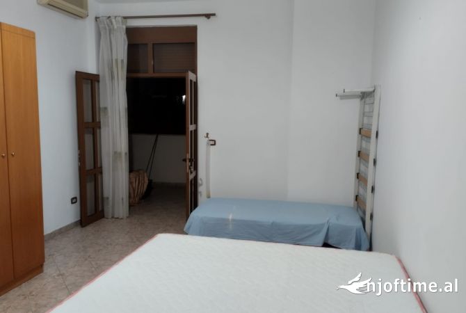 Shtepi me qera Apartament ne Tirane, 3+1, Mobilimi E mobiluar, Pagesa 600  Euro.