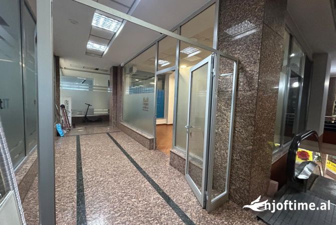 Ambient biznesi me qera 3+1 ne Tirane - 30,000 Leke