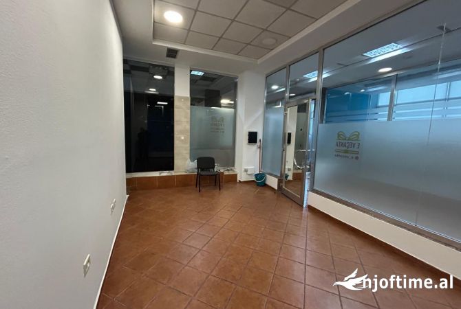 Ambient biznesi me qera 3+1 ne Tirane - 30,000 Leke