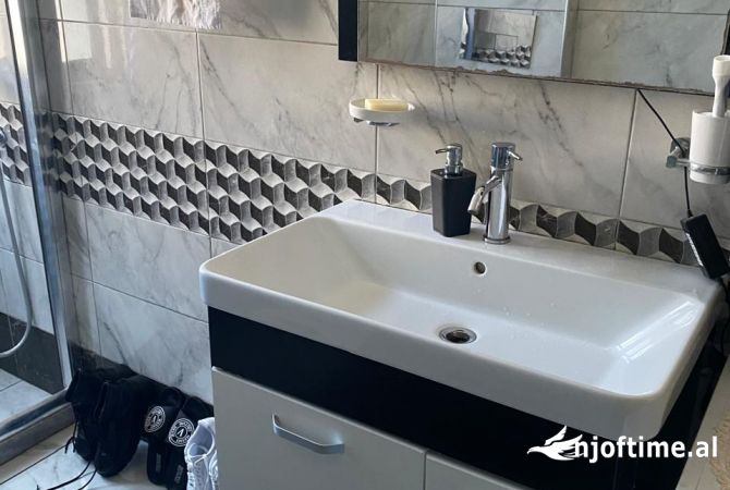 Shtepi ne shitje Apartament ne Tirane, 1+1, Mobilimi E mobiluar, Pagesa 93,500  Euro.