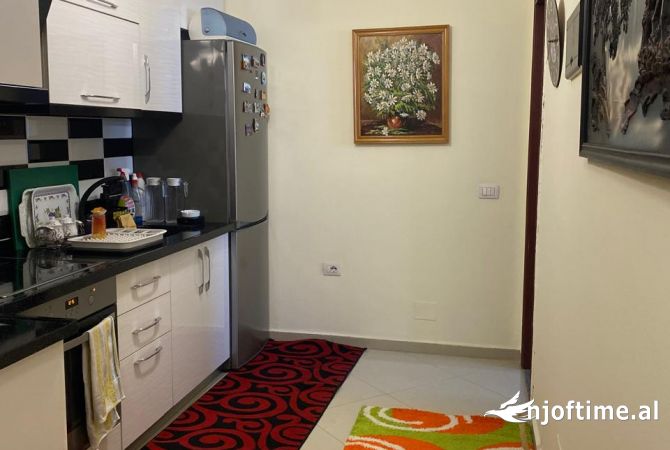 Shtepi ne shitje Apartament ne Tirane, 1+1, Mobilimi E mobiluar, Pagesa 93,500  Euro.