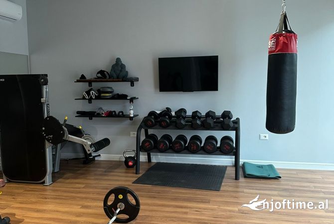 Shtepi me qera Vila Luksoze ne Tirane, 3+1, Mobilimi E mobiluar, Pagesa 5,000  Euro.