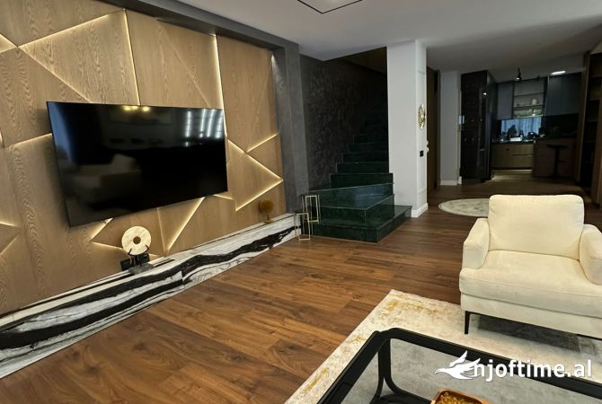 Shtepi me qera Vila Luksoze ne Tirane, 3+1, Mobilimi E mobiluar, Pagesa 5,000  Euro.