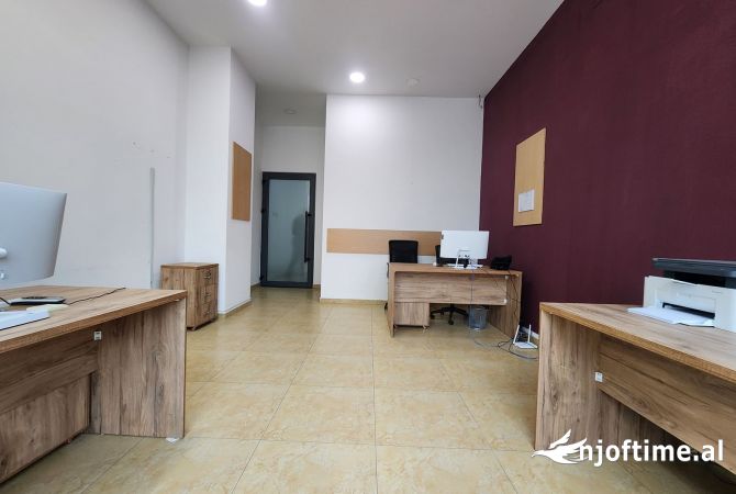 Ambient biznesi me qera 3+1 ne Tirane - 47,000 Leke