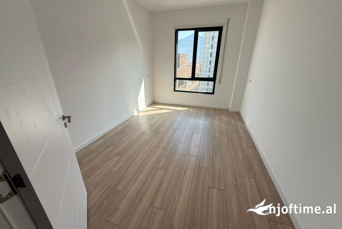 Shtepi ne shitje Apartament ne Tirane, 3+1, Mobilimi Bosh, pa mobiluar, Pagesa 170,000  Euro.