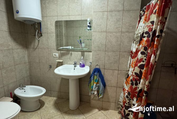 Shtepi me qera Apartament ne Tirane, 2+1, Mobilimi E mobiluar, Pagesa 450  Euro.