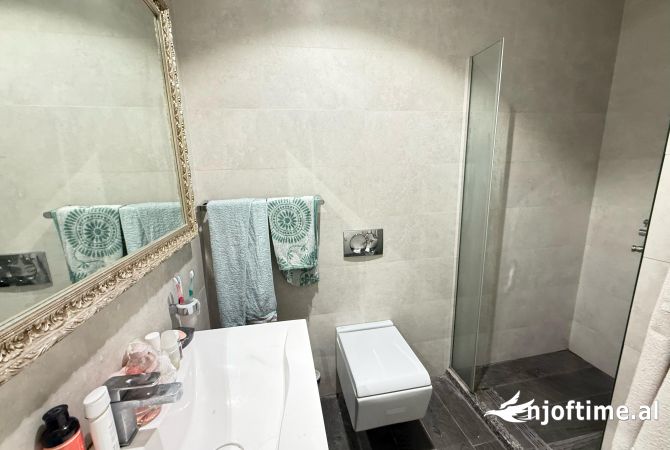 Shtepi ne shitje Apartament ne Tirane, 3+1, Mobilimi E mobiluar, Pagesa 240,000  Euro.