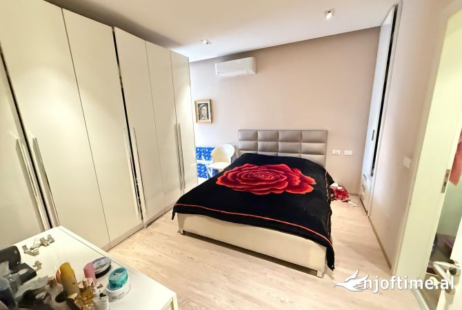 Shtepi ne shitje Apartament ne Tirane, 3+1, Mobilimi E mobiluar, Pagesa 240,000  Euro.