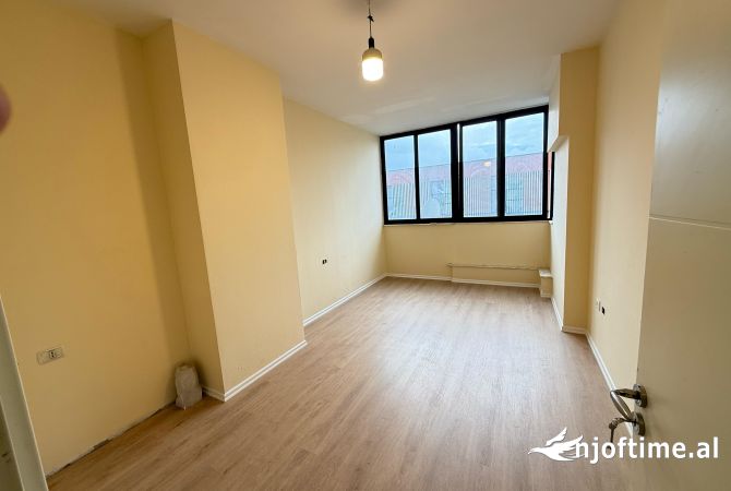 Shtepi ne shitje Apartament ne Tirane, 3+1, Mobilimi E mobiluar, Pagesa 240,000  Euro.