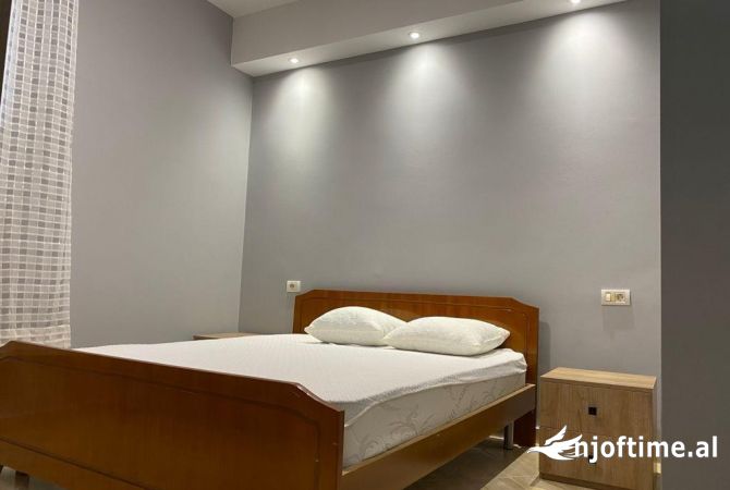 Shtepi me qera Shtepi Private ne Tirane, 1+1, Mobilimi E mobiluar, Pagesa 300  Euro.