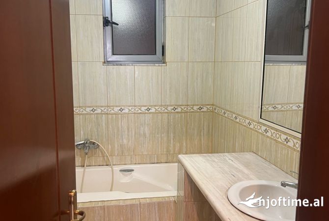 Shtepi me qera Apartament ne Tirane, 2+1, Mobilimi E mobiluar, Pagesa 500  Euro.