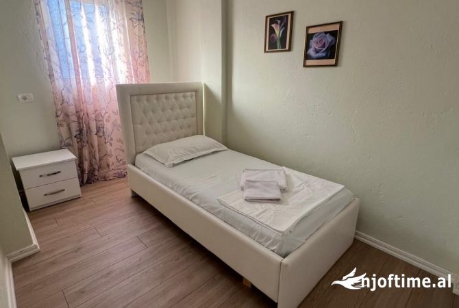 Shtepi me qera Apartament ne Tirane, 3+1, Mobilimi E mobiluar, Pagesa 600  Euro.