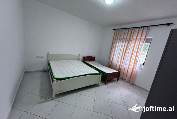 Shtepi me qera Shtepi Private ne Tirane, 1+1, Mobilimi E mobiluar, Pagesa 300  Euro.