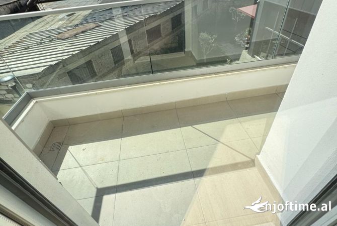 Shtepi me qera Duplex(shtepi me 2 kate) ne Tirane, 3+1, Mobilimi E mobiluar, Pagesa 1,000  Euro.