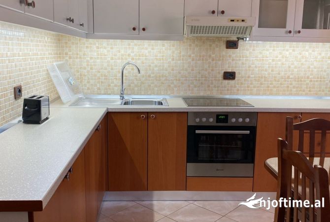 Shtepi me qera Shtepi Private ne Tirane, 2+1, Mobilimi E mobiluar, Pagesa 700  Euro.