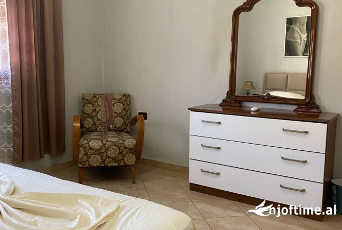 Shtepi me qera Shtepi Private ne Tirane, 2+1, Mobilimi E mobiluar, Pagesa 700  Euro.