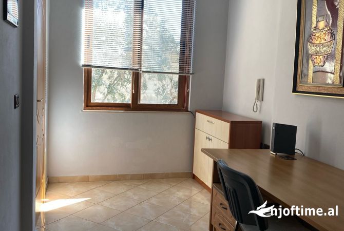 Shtepi me qera Shtepi Private ne Tirane, 2+1, Mobilimi E mobiluar, Pagesa 700  Euro.