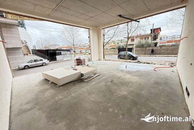 Ambiente Commerciale in Vendita 1+1 a Tirana - 222,000 Euro