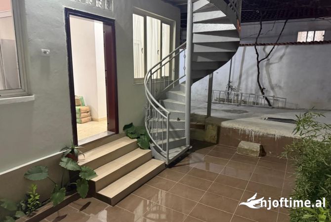 Shtepi me qera Shtepi Private ne Tirane, 2+1, Mobilimi E mobiluar, Pagesa 450  Euro.