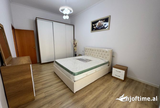 Shtepi ne shitje Apartament ne Tirane, 2+1, Mobilimi E mobiluar, Pagesa 145,000  Euro.