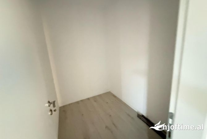 Shtepi me qera Apartament ne Tirane, 2+1, Mobilimi Bosh, pa mobiluar, Pagesa 700  Euro.