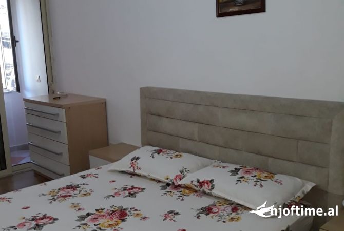 Shtepi me qera Apartament ne Tirane, 2+1, Mobilimi E mobiluar, Pagesa 500  Euro.