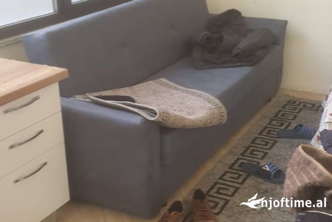 Shtepi ne shitje Duplex(shtepi me 2 kate) ne Tirane, Garsoniere, Mobilimi E mobiluar, Pagesa 63,000  Euro.