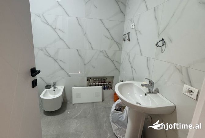 Shtepi me qera Apartament ne Tirane, 2+1, Mobilimi Pjeserisht e mobiluar, Pagesa 1,000  Euro.