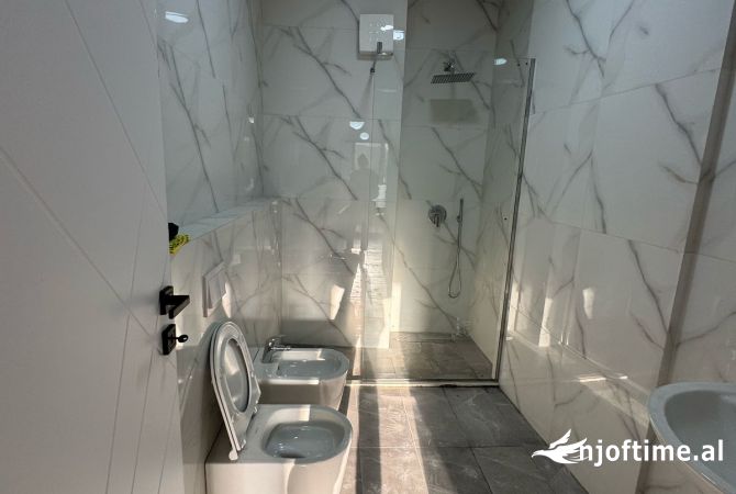 Shtepi me qera Apartament ne Tirane, 2+1, Mobilimi Pjeserisht e mobiluar, Pagesa 1,000  Euro.