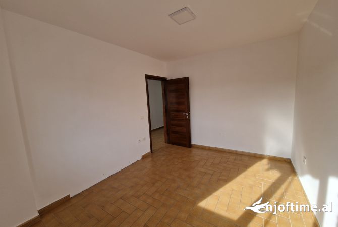 Ambient biznesi me qera 3+1 ne Tirane - 2,200 Euro