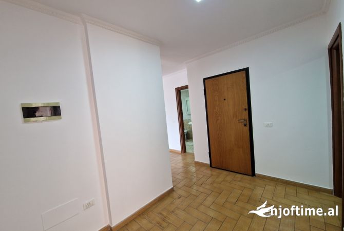 Ambient biznesi me qera 3+1 ne Tirane - 2,200 Euro