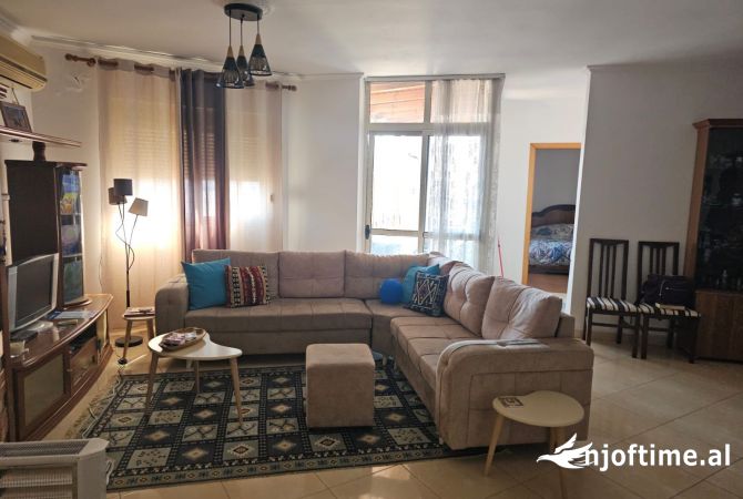 Shtepi me qera Apartament ne Tirane, 2+1, Mobilimi E mobiluar, Pagesa 700  Euro.
