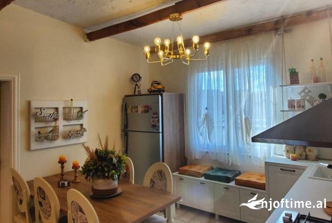 Shtepi ne shitje Apartament ne Tirane, 3+1, Mobilimi E mobiluar, Pagesa 173,000  Euro.