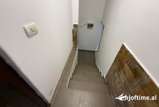 Shtepi me qera Shtepi Private ne Tirane, 1+1, Mobilimi E mobiluar, Pagesa 30,000  Leke.