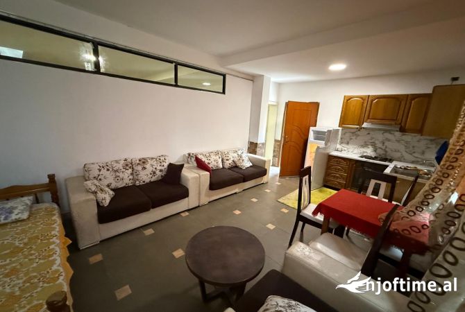 Shtepi me qera Shtepi Private ne Tirane, 1+1, Mobilimi E mobiluar, Pagesa 30,000  Leke.