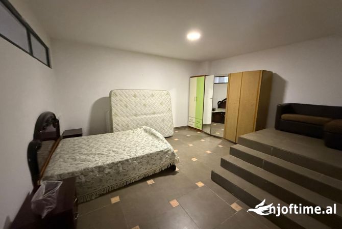 Shtepi me qera Shtepi Private ne Tirane, 1+1, Mobilimi E mobiluar, Pagesa 30,000  Leke.