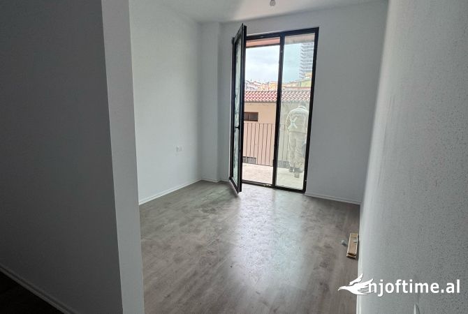 Ambient biznesi me qera 3+1 ne Tirane - 2,300 Euro