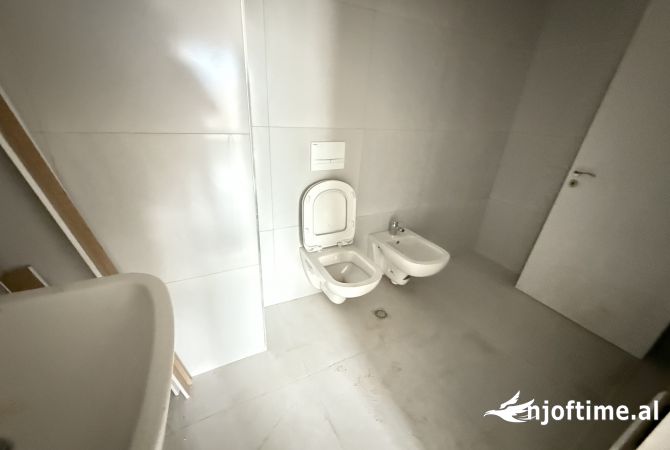 Shtepi ne shitje Apartament ne Tirane, 3+1, Mobilimi E mobiluar, Pagesa 170,000  Euro.