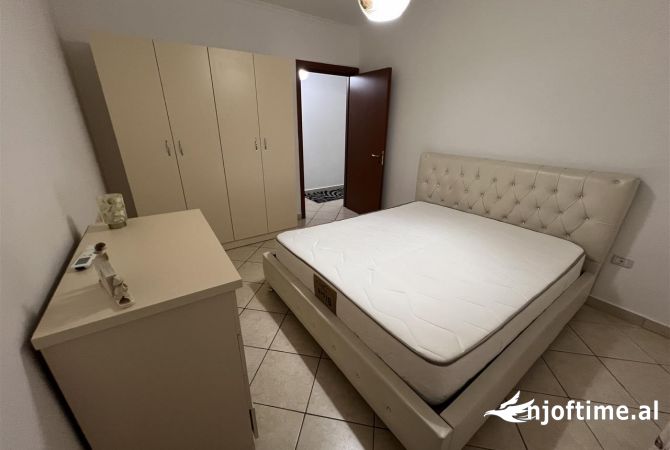 Shtepi me qera Apartament ne Tirane, 2+1, Mobilimi E mobiluar, Pagesa 68,000  Leke.