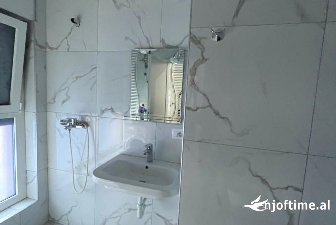 Shtepi ne shitje Apartament ne Tirane, 1+1, Mobilimi E mobiluar, Pagesa 106,000  Euro.