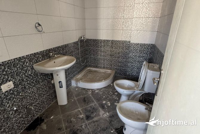 Shtepi me qera Apartament ne Tirane, 1+1, Mobilimi Pjeserisht e mobiluar, Pagesa 350  Euro.