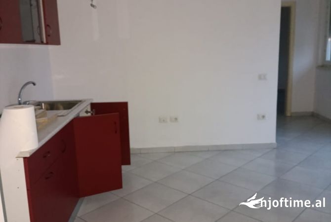 Shtepi me qera Apartament ne Tirane, 1+1, Mobilimi Pjeserisht e mobiluar, Pagesa 350  Euro.