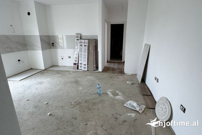 Shtepi ne shitje Apartament ne Tirane, 1+1, Mobilimi Bosh, pa mobiluar, Pagesa 75,000  Euro.