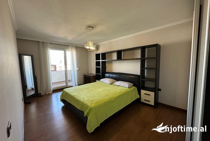 Shtepi ne shitje Apartament ne Tirane, 3+1, Mobilimi E mobiluar, Pagesa 330,000  Euro.