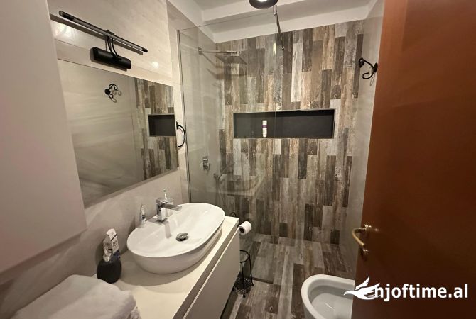 Shtepi ne shitje Apartament ne Tirane, 3+1, Mobilimi E mobiluar, Pagesa 330,000  Euro.