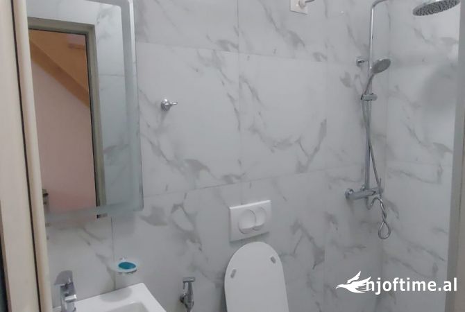 Shtepi me qera Duplex(shtepi me 2 kate) ne Tirane, 2+1, Mobilimi E mobiluar, Pagesa 65,000  Leke.