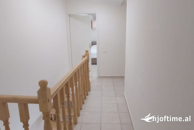 Shtepi me qera Duplex(shtepi me 2 kate) ne Tirane, 2+1, Mobilimi E mobiluar, Pagesa 65,000  Leke.