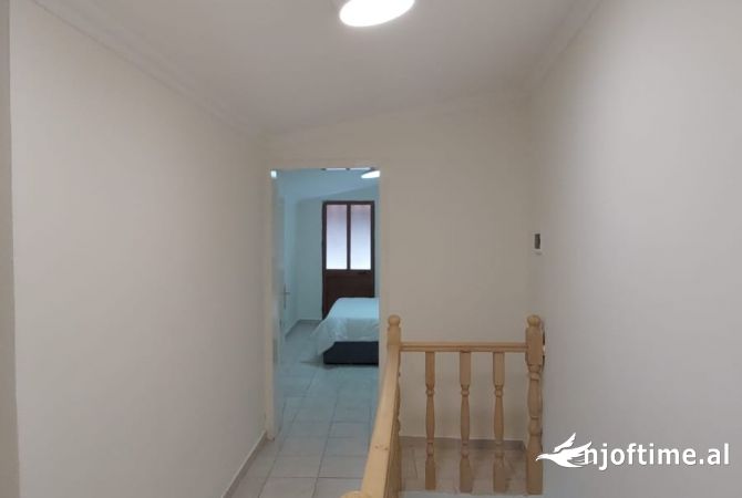 Shtepi me qera Duplex(shtepi me 2 kate) ne Tirane, 2+1, Mobilimi E mobiluar, Pagesa 65,000  Leke.