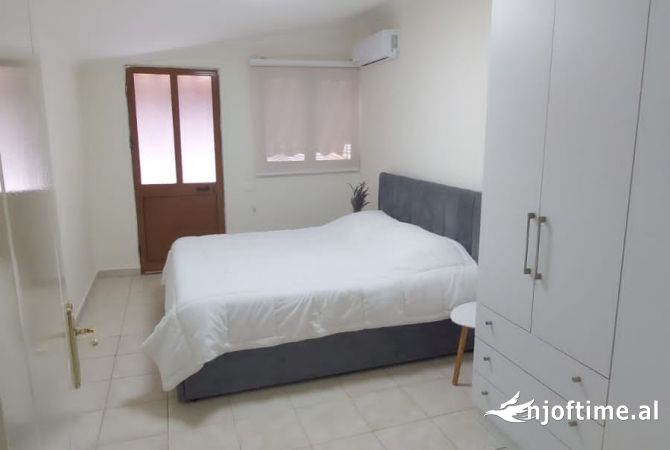 Shtepi me qera Duplex(shtepi me 2 kate) ne Tirane, 2+1, Mobilimi E mobiluar, Pagesa 65,000  Leke.