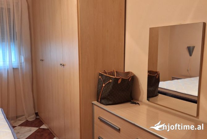 Shtepi me qera Apartament ne Tirane, 2+1, Mobilimi E mobiluar, Pagesa 550  Euro.